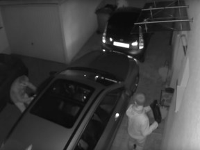 In a test set up by the German group Allgemeiner Deutscher Automobil-Club, two men steal a BMW 3 Series Touring with a signal amplifier.