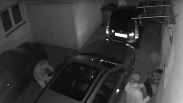 In a test set up by the German group Allgemeiner Deutscher Automobil-Club, two men steal a BMW 3 Series Touring with a signal amplifier.