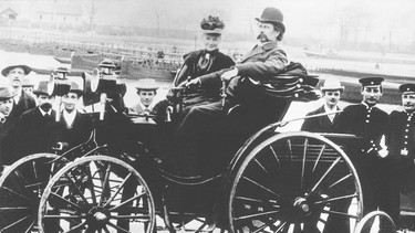 Carl and Bertha Benz on top of the 4-wheeler "Victoria" model in 1894