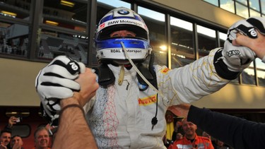 Alex Zanardi celebrates his win in the Italian GT finale on October 16, 2016