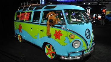 Un VW Microbus "custom" de 1967 à l'effigie de Scooby Doo (salon Los Angeles, 2016)