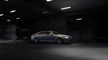 2017_genesis_g90_grey_black_bkgd_sm_4c_m_r1