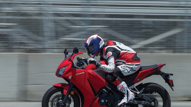 0876-hnda-2016_cbr300r_action_3-23