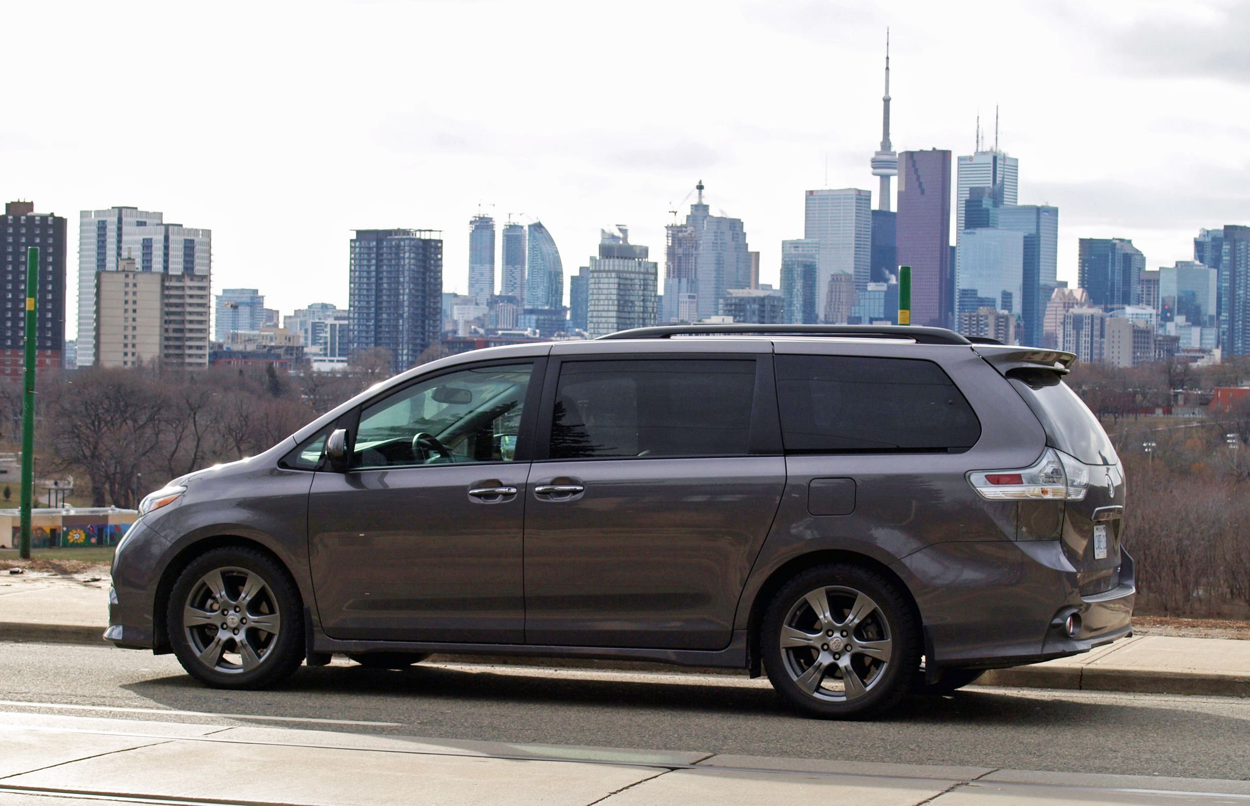 Long-Term Review 2017 Toyota Sienna SE V6 Driving