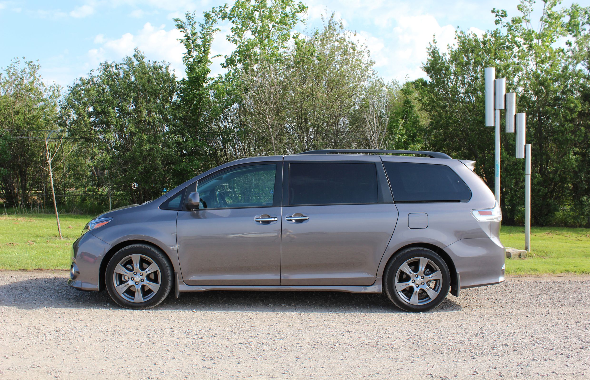 Minivan Review: 2017 Toyota Sienna | Driving