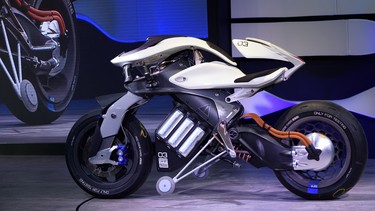 The autonomous Yamaha Motoroid is able to recognize its owner’s face and actions, then ‘stand up’ from its kickstand and roll towards the rider.