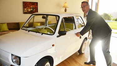 Tom Hanks receiving his Fiat 126p