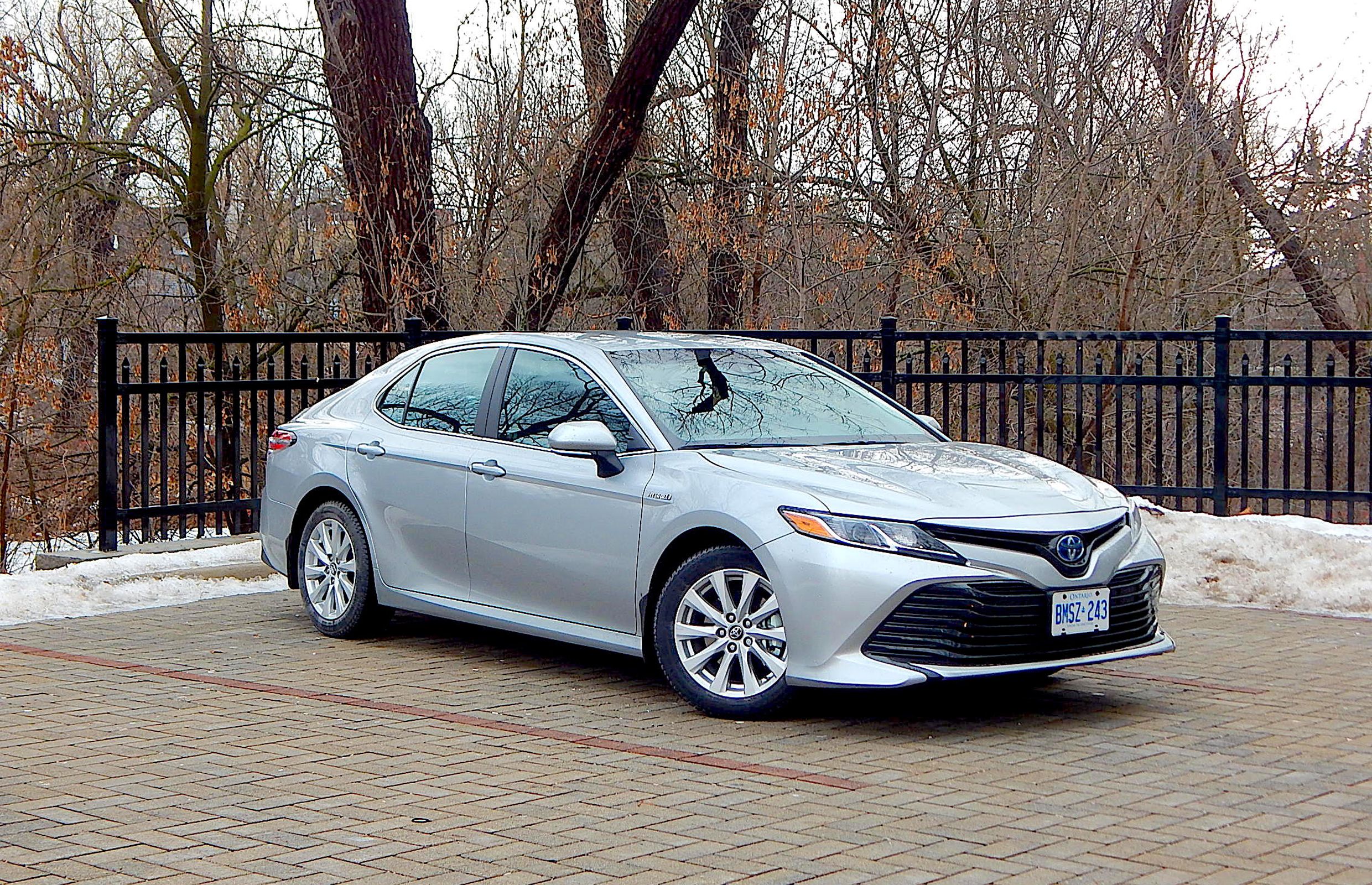 Car Review 2018 Toyota Camry Hybrid Driving