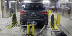 Auf diesem Aktenfoto vom 13. Oktober 2015 wird ein Volkswagen Touareg Diesel in der Kälteprüfanlage der Environmental Protection Agency in Ann Arbor, Michigan, getestet