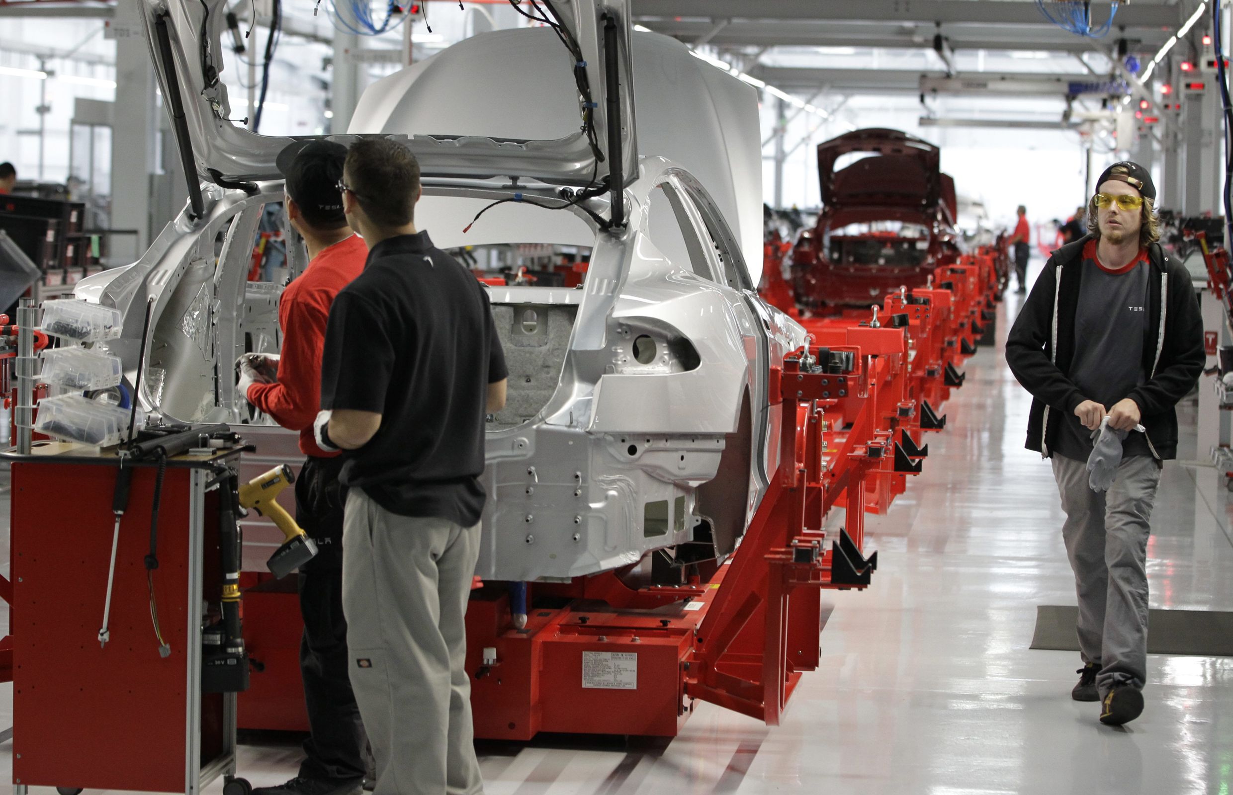 Tesla idles Model 3 production as Musk unable to make fixes