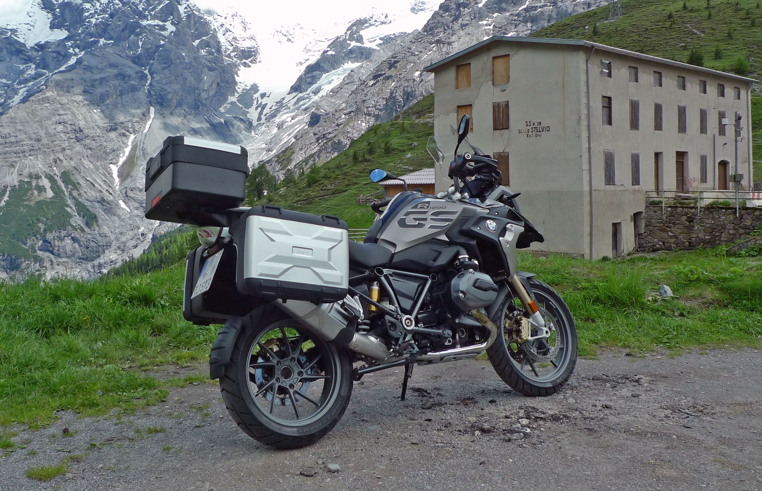 triumph tiger 1200 xca vs bmw r1250gs
