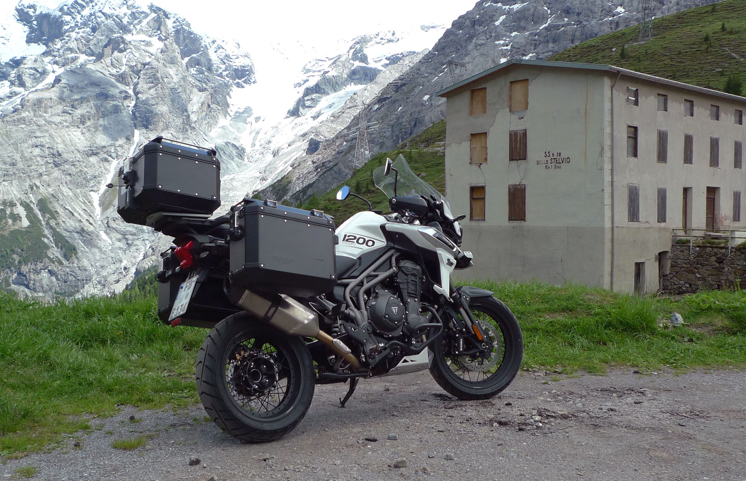 triumph tiger 1200 xca vs bmw r1200gs