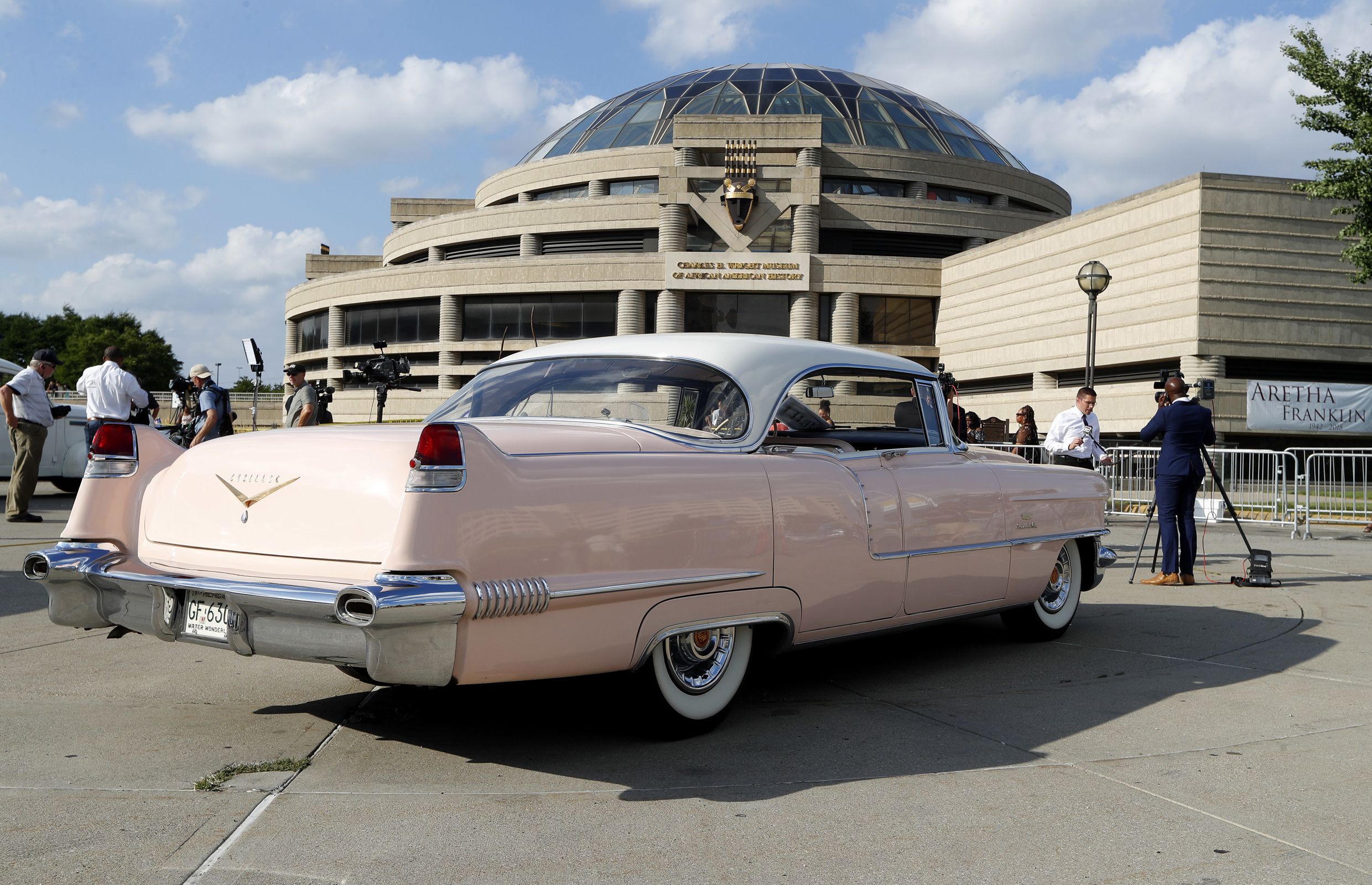 More than 100 pink Cadillacs show up to Aretha Franklin funeral | Driving