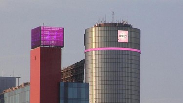 The Renaissance Center in downtown Detroit, GM's headquarters, went pink in honour of Aretha Franklin August 31.
