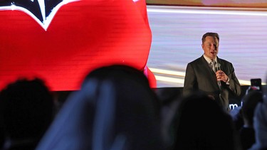 Elon Musk speaks during a ceremony in Dubai in 2017.