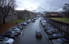 Eine riesige Ansammlung von Elektroautos parkte am Montag, den 21. November 2016, in der Straße Kongens Gate in der Nähe von Akershus festning in Oslo, Norwegen.