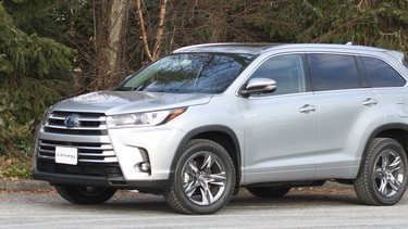 The 2019 Toyota Highlander Hybrid Limited's only change from the 2018 model is a set of LED fog lamps.