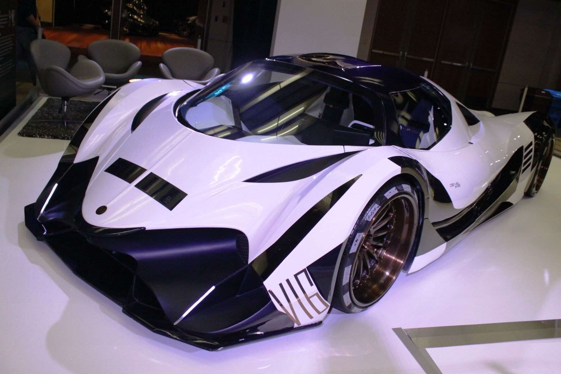 Машина Devel Sixteen Prototype