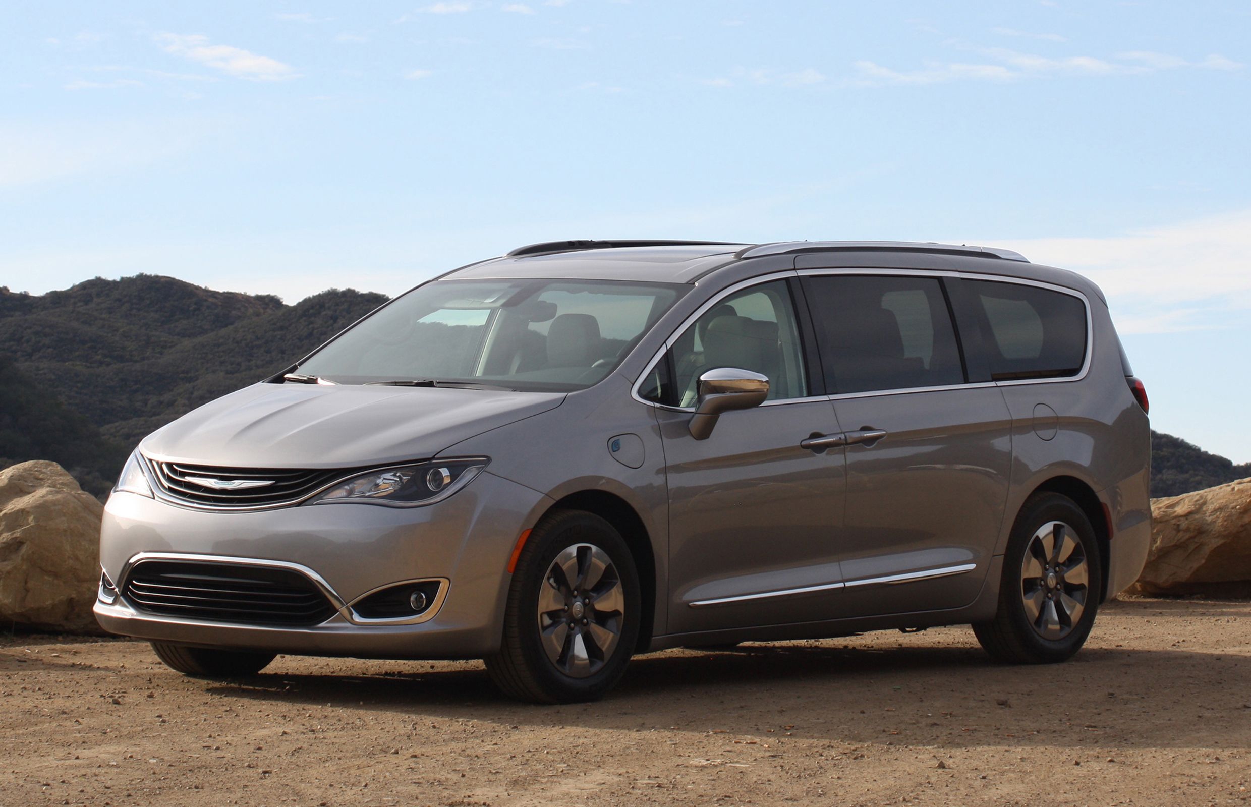 Chrysler made its newest Pacifica ad with Kathryn Hahn while social ...