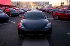 Tesla ruft fast 54.000 Fahrzeuge zurück, die möglicherweise Stoppschilder missachten