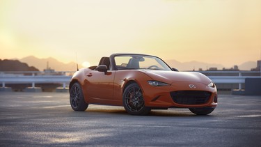 2019_MX-5_ROADSTER_SOFTTOP_RF_19CY_30th_SV_US_LHD_C10_EXT_FQ