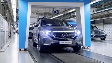 Der Mercedes-Benz unter den Elektrofahrzeugen geht an den Start. Der neue Mercedes-Benz EQC (Stromverbrauch kombiniert: 20,8 - 19,7 kWh/100 km; CO2-Emissionen kombiniert: 0 g/km) rollt im Mercedes-Benz Werk Bremen vom Band – und kann ab sofort bestellt werden. 

The Mercedes-Benz of electric vehicles is ready for launch. The new Mercedes-Benz EQC (combined electrical consumption: 20.8 - 19.7 kWh/100 km; combined CO2 emissions: 0 g/km) is produced at the Mercedes-Benz Bremen plant – and can be ordered now.