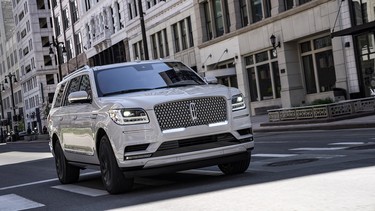 The Monochromatic Package, available on the Navigator Reserve series, offers on-trend exterior sweeps of color that showcase the bold lines of Lincoln’s full-size SUV