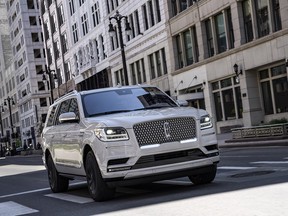 The Monochromatic Package, available on the Navigator Reserve series, offers on-trend exterior sweeps of color that showcase the bold lines of Lincoln’s full-size SUV