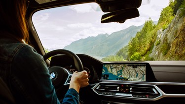 As impressive as the all-new 2019 BMW X7 xDrive40i's 12.3-inch centre display screen is, it can't compete with the epic views of Howe Sound from the Sea to Sky Highway.