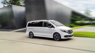 Der neue Mercedes-Benz EQV - Exterieur, Bergkristallweiß metallic, Black Panel-Kühlergrill mit Chromlamellen;Stromverbrauch kombiniert: 27,0 kWh/100 km; CO2-Emissionen kombiniert: 0 g/km*, Angaben vorläufig

The new Mercedes-Benz EQV – Exterior, Mountain crystal white metallic, black panel radiator grille with chrome fins;Combined power consumption: 27.0 kWh/100 km; combined CO2 emissions: 0 g/km*, provisional figures