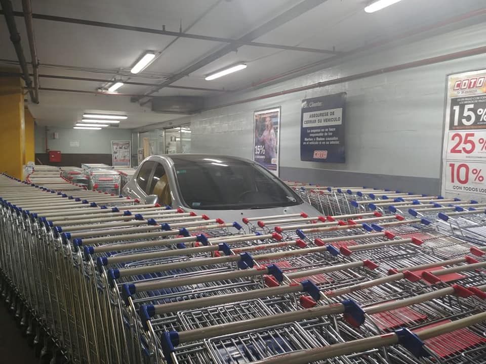 Customer parks like jerk, gets pranked with shopping carts