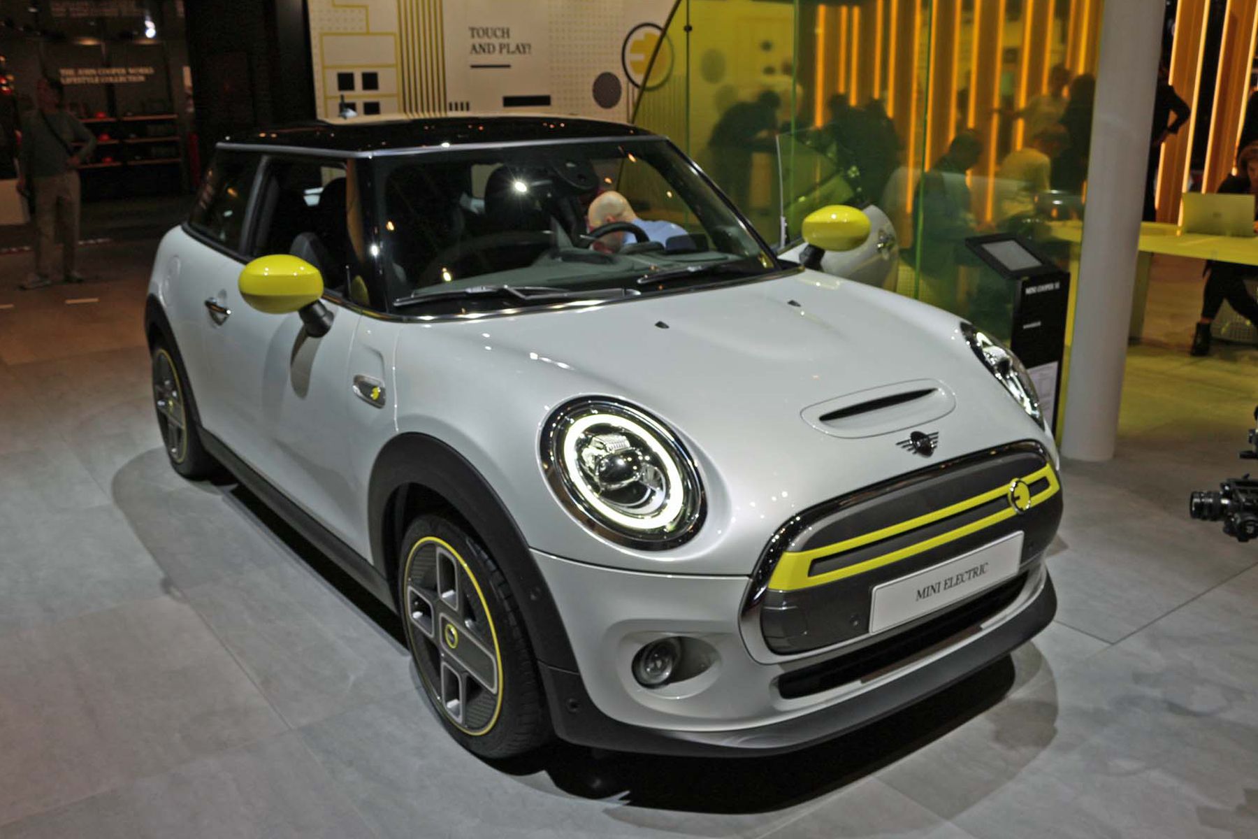 First Look: 2020 Mini Cooper S E | Driving