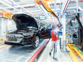 Mounting the doors on the Audi e-tron in Brussels