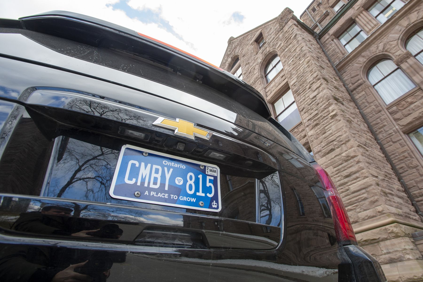 Ontario to temporarily return to old licence plates as it fixes
