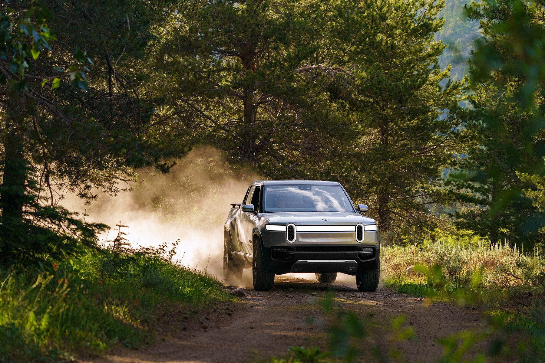 Watch: Rivian boasts its R1T electric pickup can tow 11,000 pounds ...