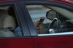 Viele Kanadier, die abgelenkt fahren, halten es für ein sicheres Verhalten: Vermessung