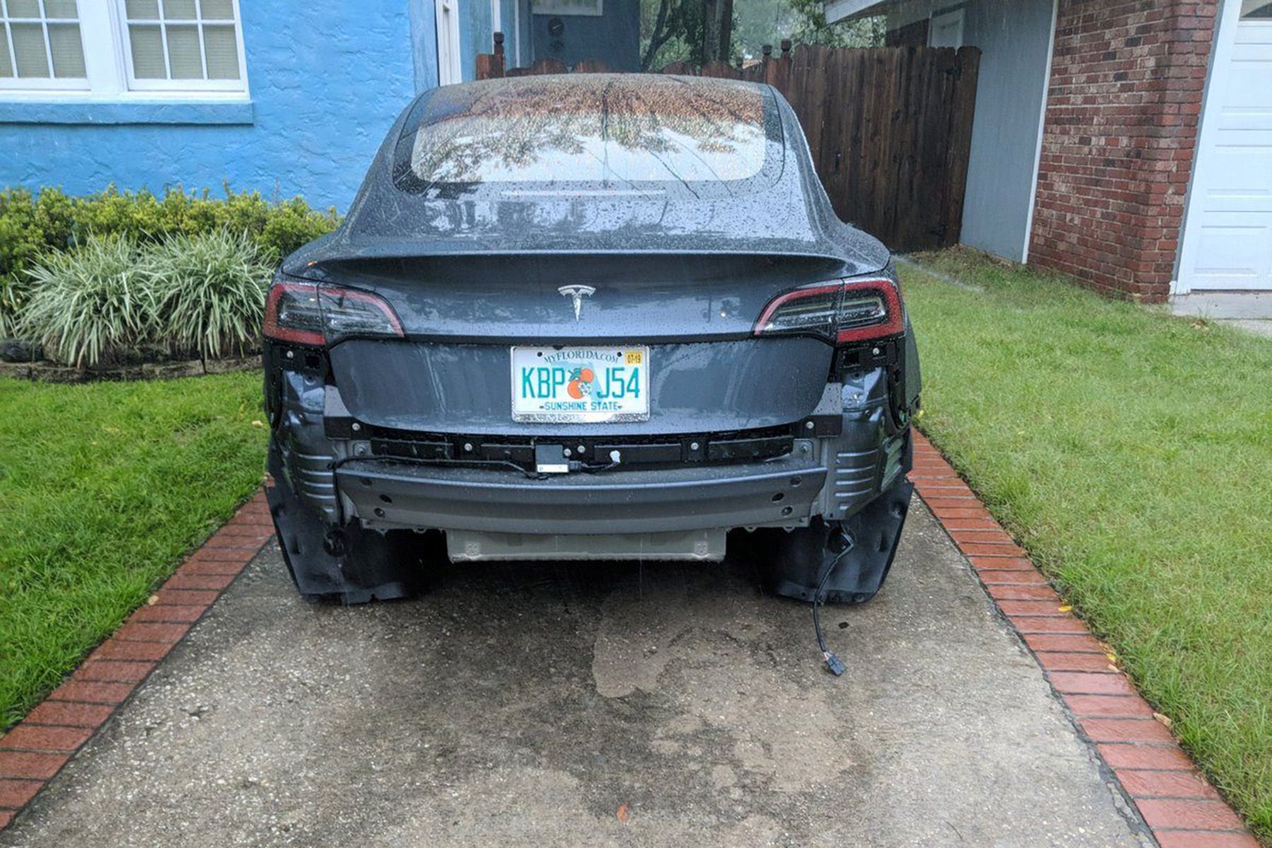 Tesla Model 3 bumper falls off when it drives through water Driving