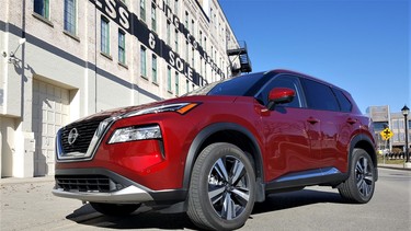 2021-Nissan-Rogue-Compact-SUV-Driving-NF (4)