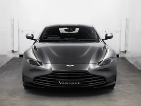 Aston Martin Vantage Vane grille
