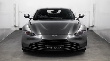 Aston Martin Vantage Vane grille