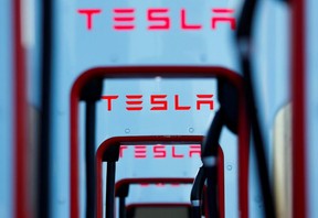 Tesla-Fahrzeuggebühren werden in einem kalifornischen Servicezentrum angezeigt.