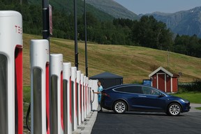 Ein Fahrer bereitet sich darauf vor, sein Tesla-Auto am 12. August 2020 in Skei, Norwegen, an einer Tesla Supercharger-Ladestation aufzuladen.