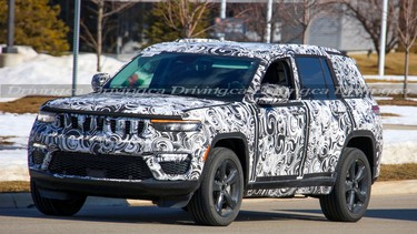 2022 Jeep Grand Cherokee Spy Photo