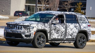 2022 Jeep Grand Cherokee Spy Photo