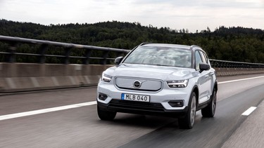 271699_Volvo_XC40_Recharge_P8_AWD_in_Glacier_Silver