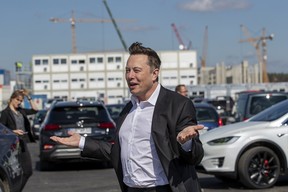 Tesla-Chef Elon Musk spricht mit der Presse, als er am 03.