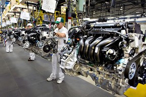 Mitarbeiter Brent Brooks, rechts, arbeitet am Donnerstag, den 25. September 2008, an der Produktionslinie von Aluminiumgussmotoren im neuen Motorenwerk von Honda Motor Co. Ltd. in Alliston, Ontario, Kanada