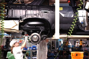 Ein Mitarbeiter von Honda arbeitet am Fließband im Honda-Werk in Alliston, Ontario.  vor der Line-Off-Zeremonie für den brandneuen Honda Pilot am 13. Mai 2002.