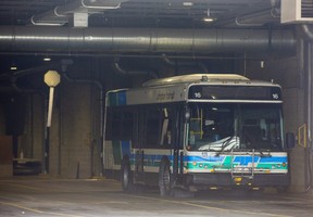 Ein Bus ist in einer Garage im Busdepot der London Transit Commission in der 450 Highbury Avenue in London, Ontario, geparkt.  am Montag, den 15. März 2021. (Derek Ruttan/The London Free Press)