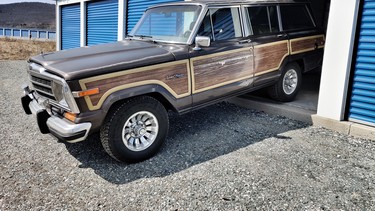 1987-Jeep-Grand-Wagoneer-photos-Benjamin-Hunting-Driving.ca00047.ca00034